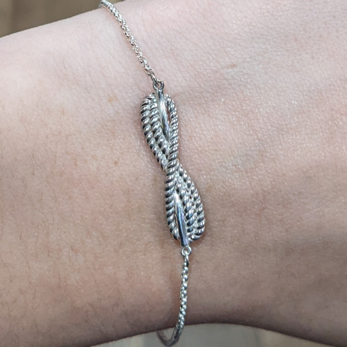 How to tie a half hitch knot and square knot for your friendship bracelet –  Nbeads